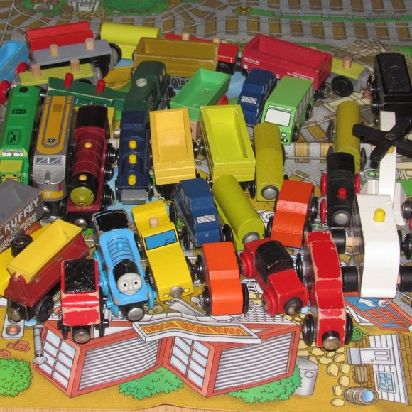 Thomas Brio Compatible Wooden Railway Train Engine Track Lot 49 Cargo Cars - Picture 4 of 4